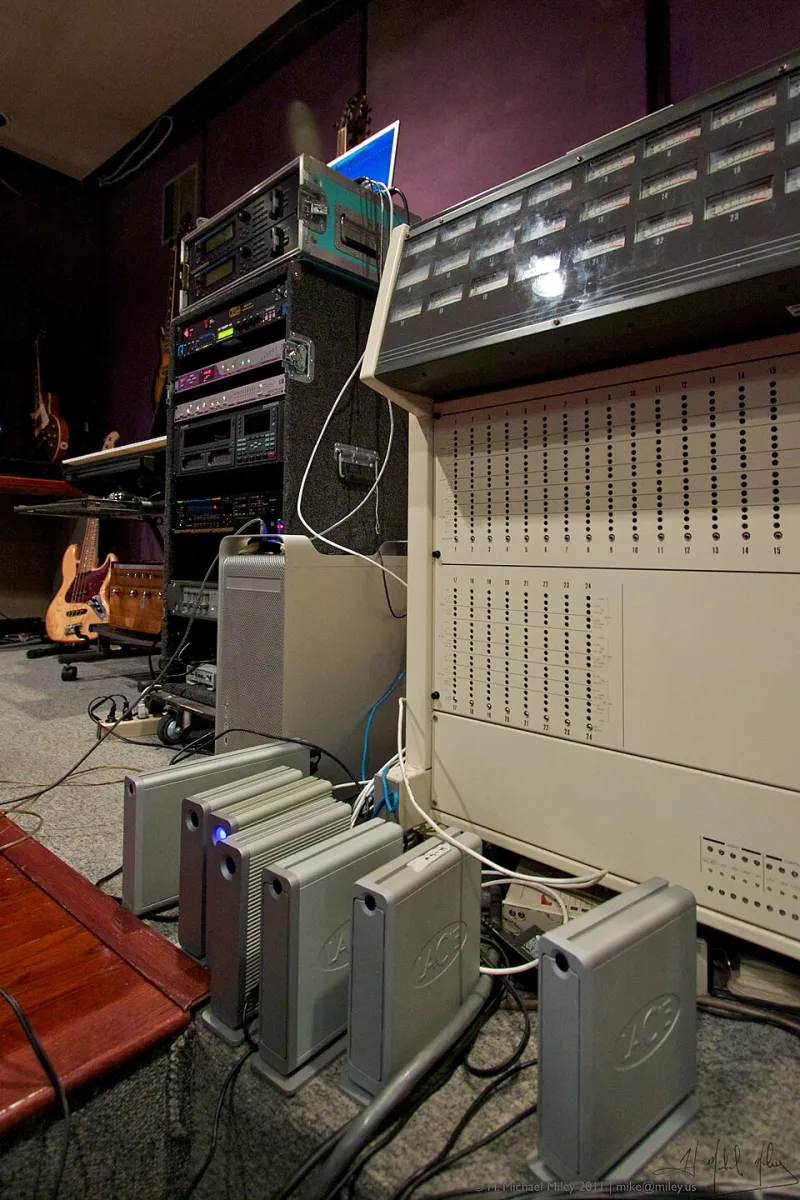 Static, Grain, and Ink: Why Imperfect Analog Creators Are Leaving the Algorithm in the Dust